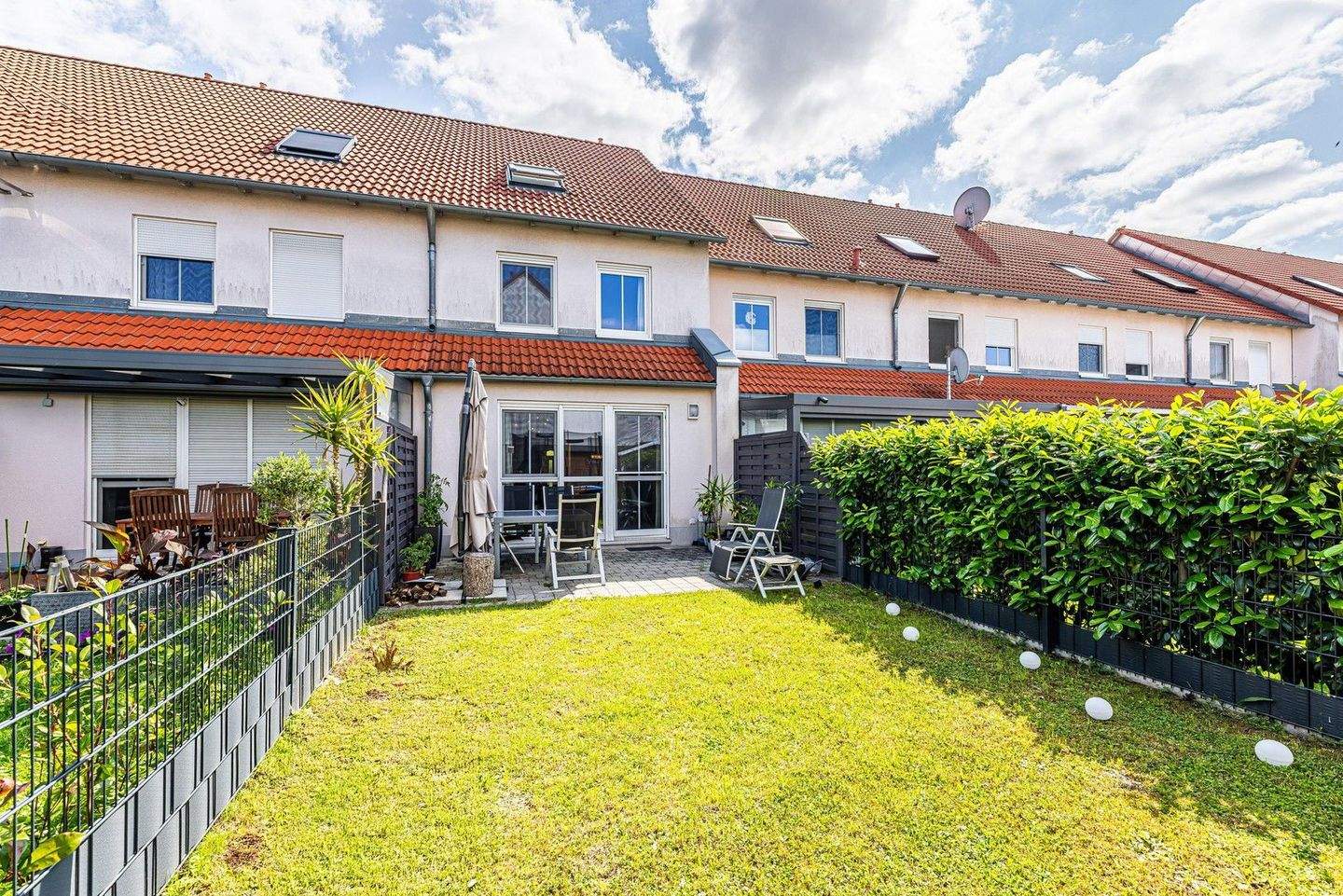 Sofort frei! Gepflegtes RMH aus Baujahr 2000 mit Garten und Stellplätzen. Provisionsfrei. – Bamberg – Bild 1 von 9