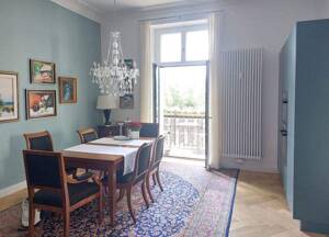 Bezugsfertig! Einfach fantastisch! Hochwertig sanierte Altbauwohnung mit Aufzug, Stuck, Parkett, Südbalkon, 2 Bädern, Einbauküche uvm.