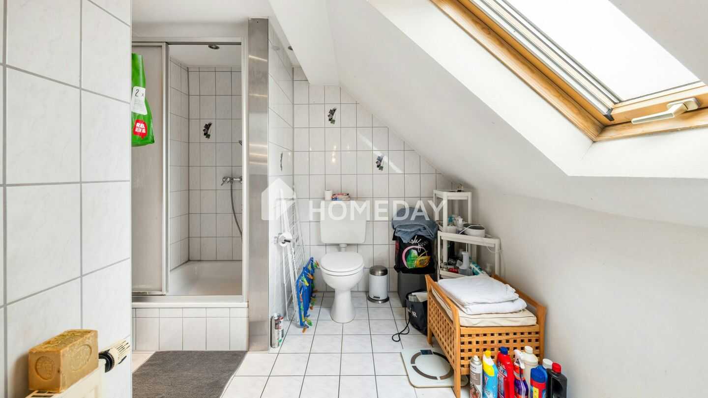 Gemütliche Dachgeschosswohnung mit besonderem Grundriss, Tageslichtbad und PKW-Stellplatz – Reutlingen – Vorschaubild 5