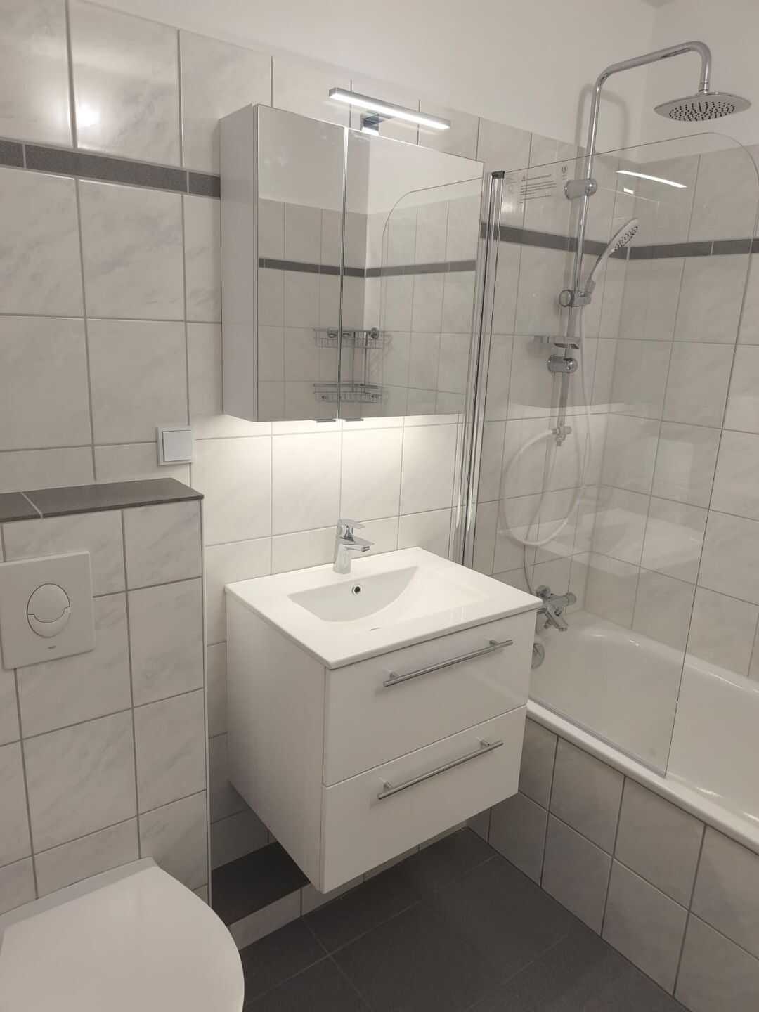 Lichtdurchflutete 2-Zi.-Wohnung (5. OG) mit Loggia & neuer EBK in Köln-Grengel – Köln – Vorschaubild 4