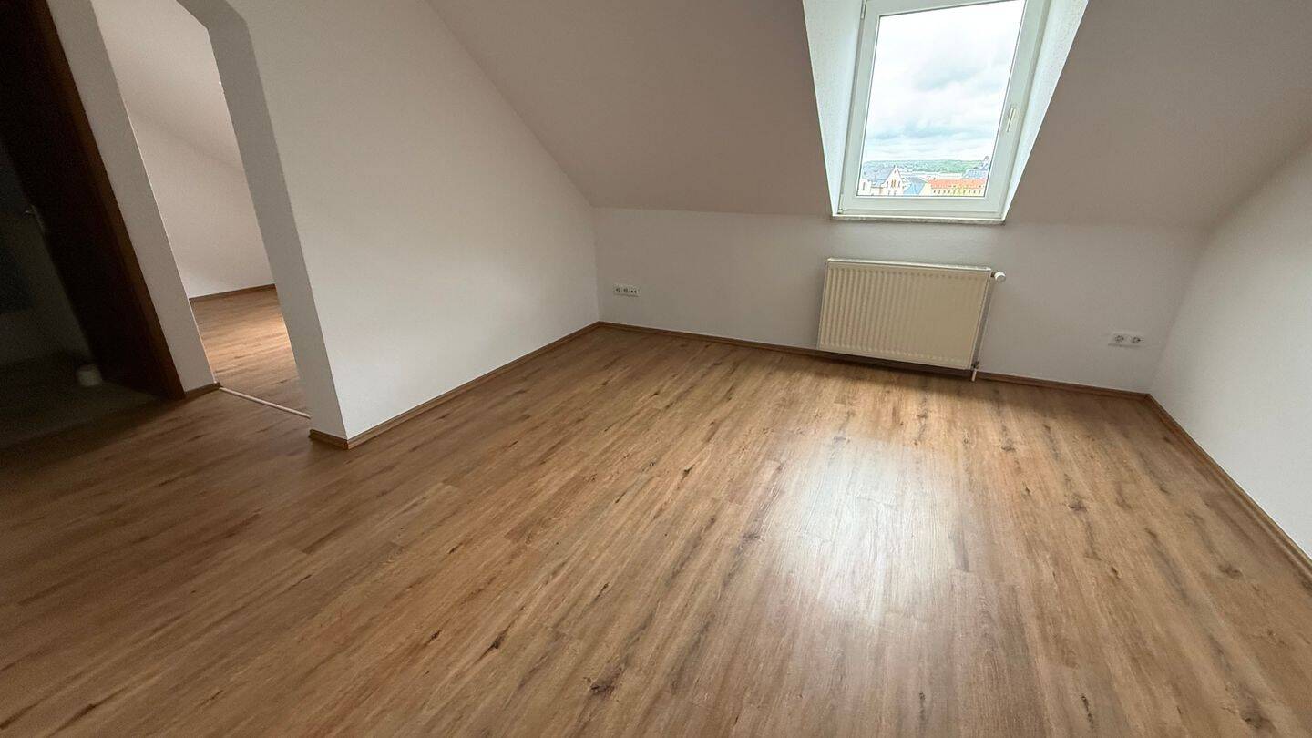 DG / 1-Zi-Whg. mit modernem Laminat - Bad mit Dusche