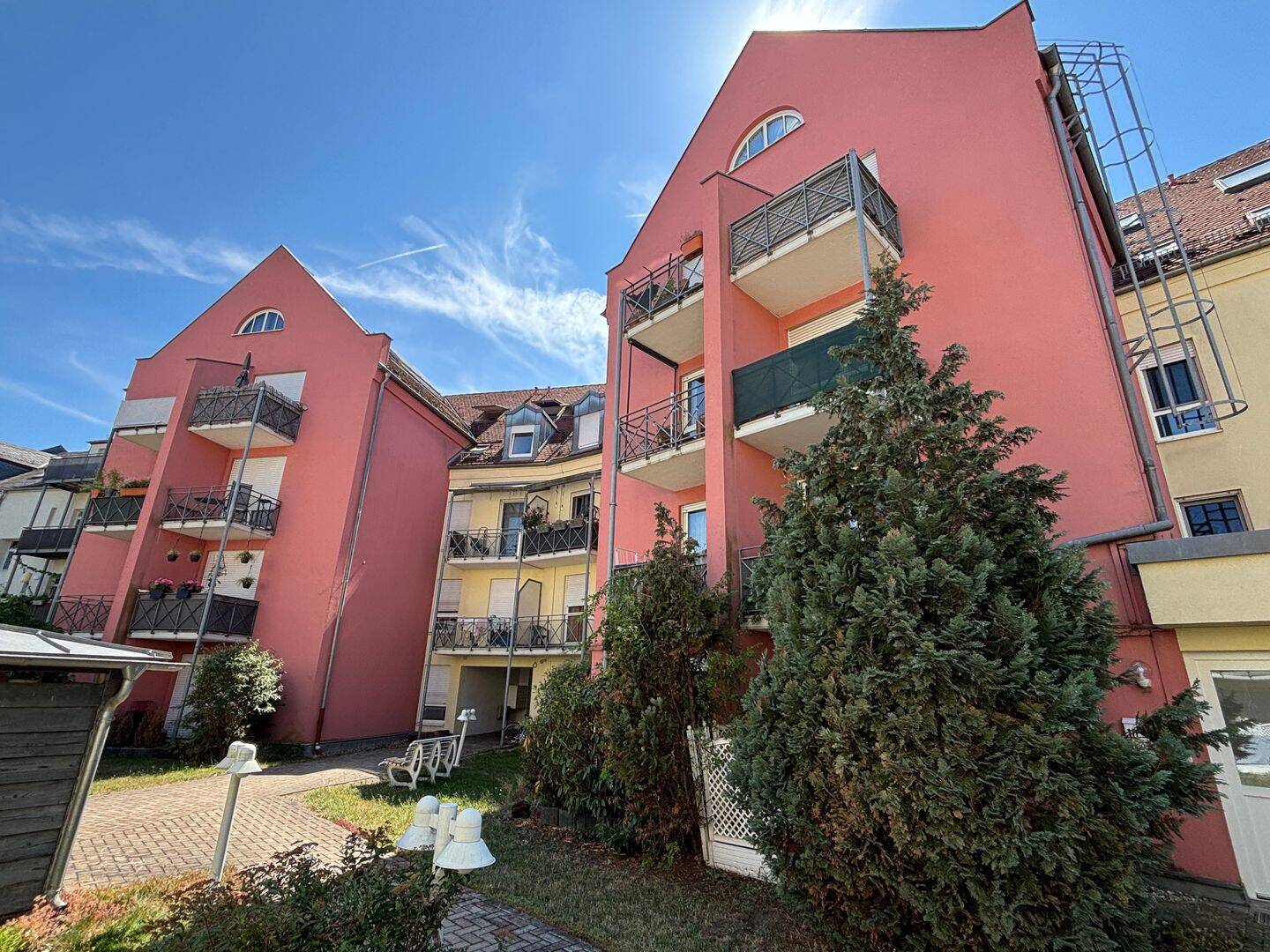 Vermietete 1-Zimmer-Eigentumswohnung mit Tiefgaragen-Stellplatz in Fürth-Stadtmitte – Fürth – Vorschaubild 3