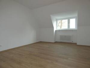 *** Altbauflair in Schlossparknähe! Sanierte DG-Wohnung mit Duschbad! ***