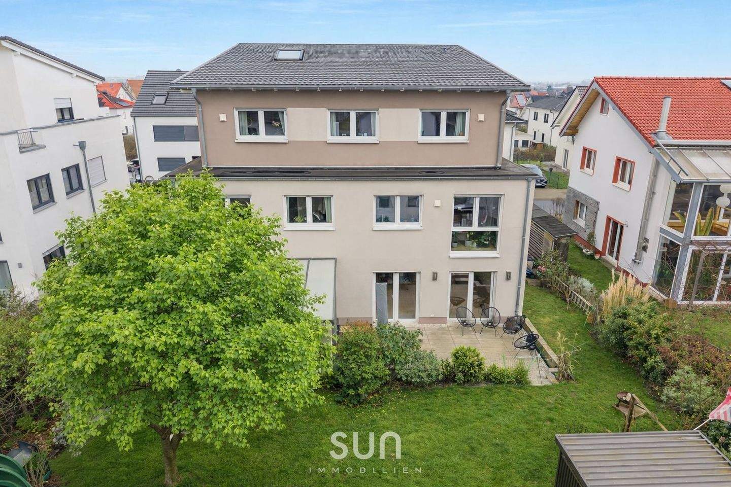 VILLENARTIGES MEHRGENERATIONENHAUS auf 344qm - mit Wärmepumpe, Einliegerwohnung&Garten -RESERVIERT!- – Friedberg – Bild 1 von 9