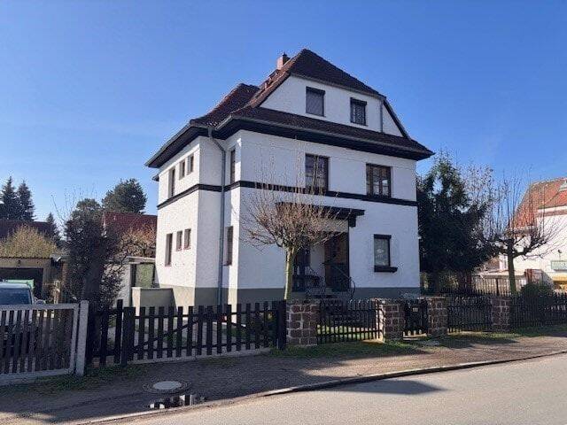 Villa ähnliches Zweifamilienhaus mit Garten und Pool auf 3 Etagen in Mölkau