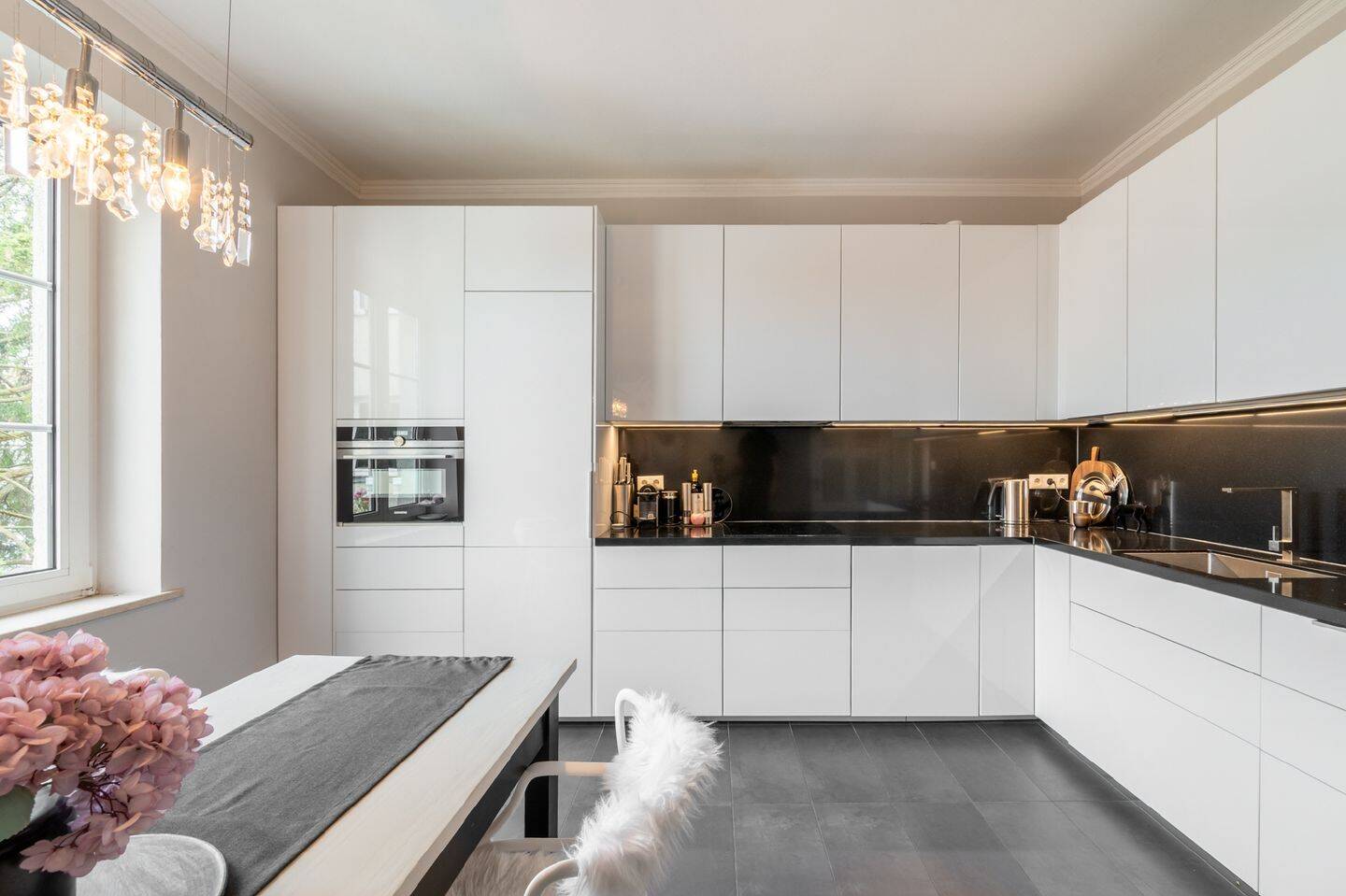 AIGNER - Großzügige 3-Zimmer-Wohnung mit stilvollem Altbaucharme – München – Vorschaubild 6