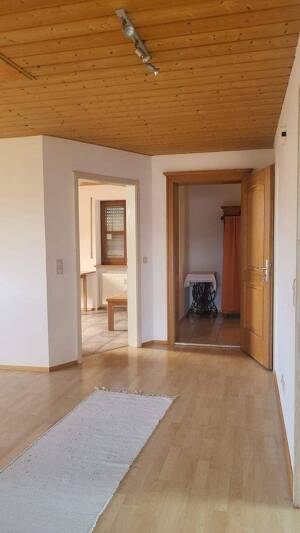 Helle Dachgeschosswohnung mit Balkon, ausgebautem Dachraum und Gartenmitbenutzung – 84085 Langquaid – Vorschaubild 9
