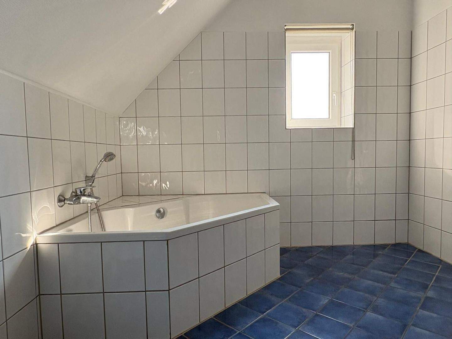 Gemütliche und top geschnittene 2 Zimmer Wohnung mit Balkon im 3 Parteienhaus ! Traumhaftes Wohnen direkt am Grenzlandstadion und Fachhochschule ! – Mönchengladbach – Vorschaubild 7