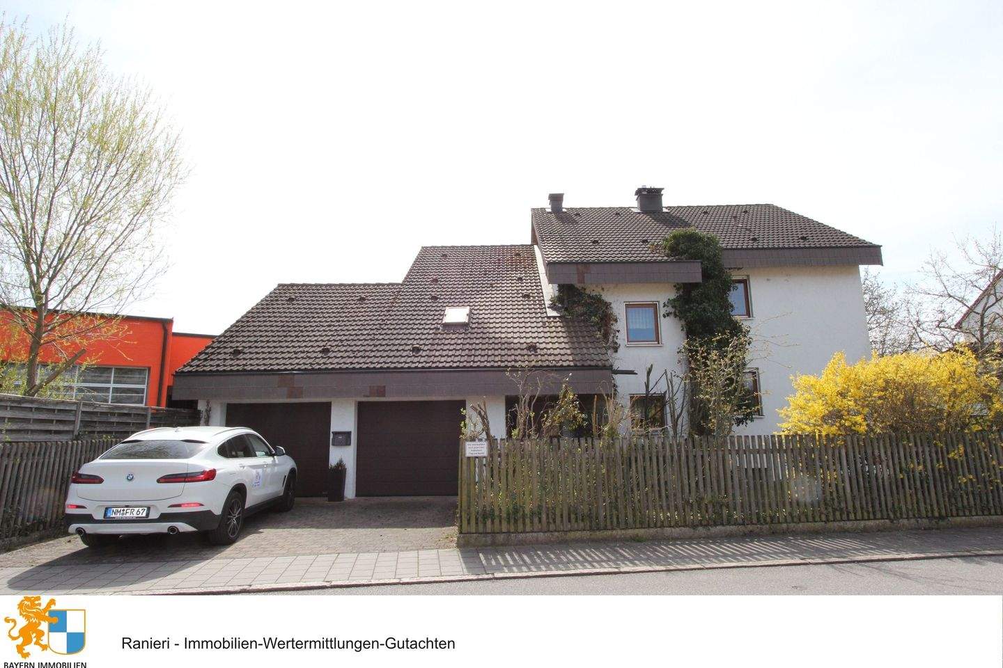 Großes Wohnhaus mit Doppelgarage und viel Potenzial in Neumarkt-Woffenbach – Neumarkt in der Oberpfalz – Bild 1 von 9