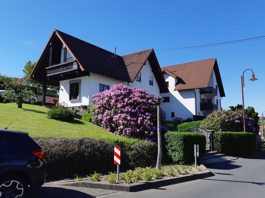 Wohntraum im Grünen: Attraktive, helle 2-Zimmer-EG-Wohnung mit Terrasse, modernisiert & renoviert auf parkähnlichem Areal, Raubach