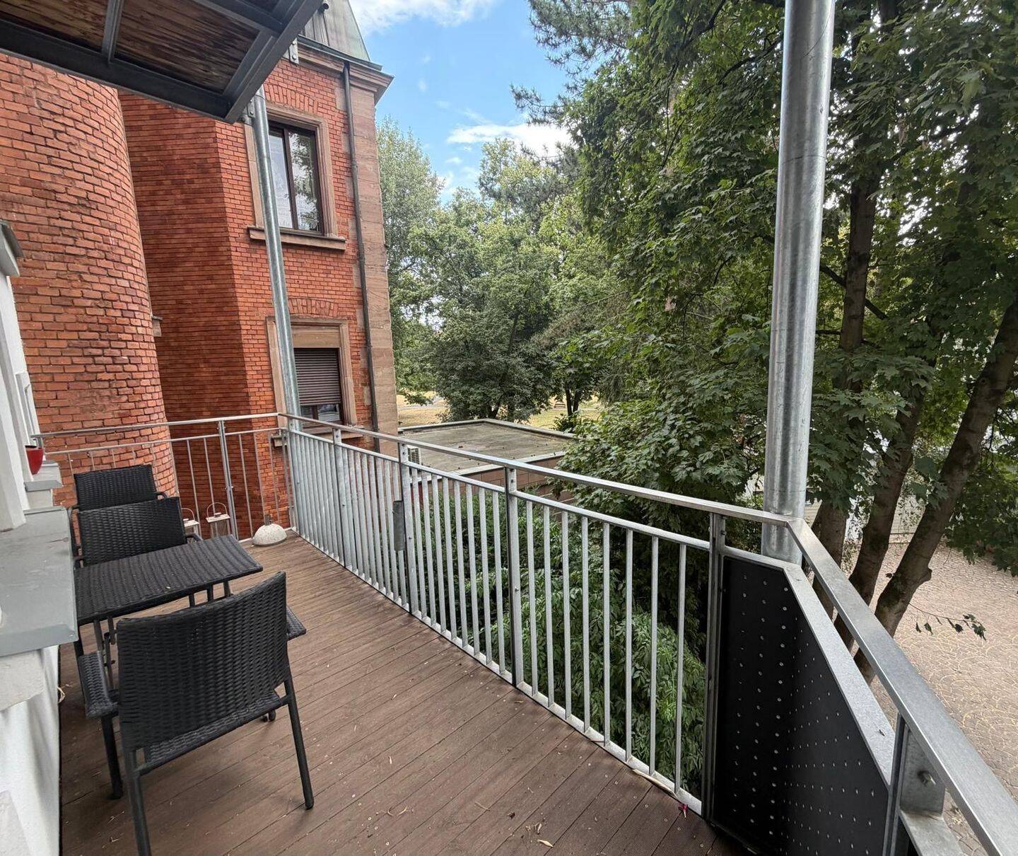 2,5 Zimmer Altbau-Wohnung - direkt am Rosenaupark - EBK - Balkon
