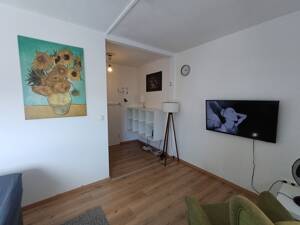 Elegantes, vollmöbliertes Apartment mit Aufzug - frisch saniert, vermietet und sofort renditestark.