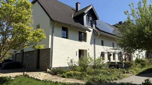 Zweifamilienhaus + Apartment - ideal auch für Tierhaltung
