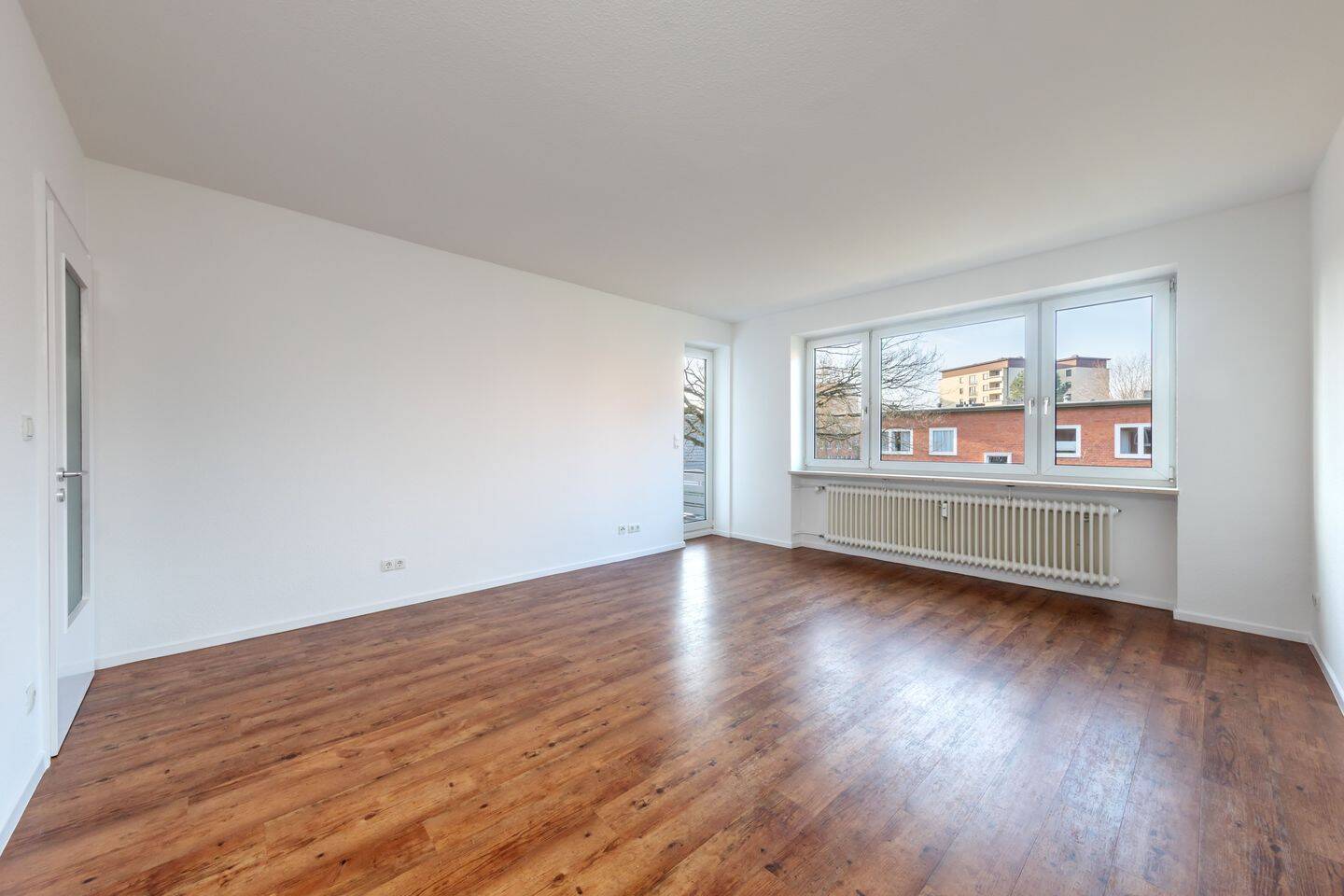 Ruhig gelegene Drei-Zimmer-Wohnung mit Balkon – Hamburg – Vorschaubild 2