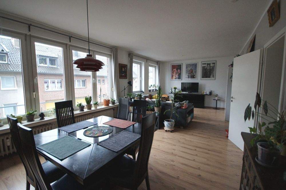 Lichtdurchflutete Maisonettewohnung mit Balkon im beliebten Uerdingen – Krefeld – Bild 1 von 9