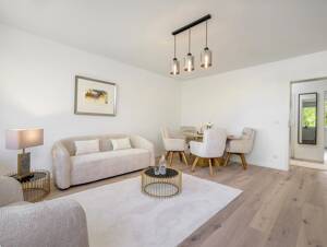 Erstbezug nach Sanierung | Stilvolle 3-Zimmer-Endetagenwohnung mit Loggia in Hamburg-Sasel – 22395 Hamburg – Vorschaubild 1