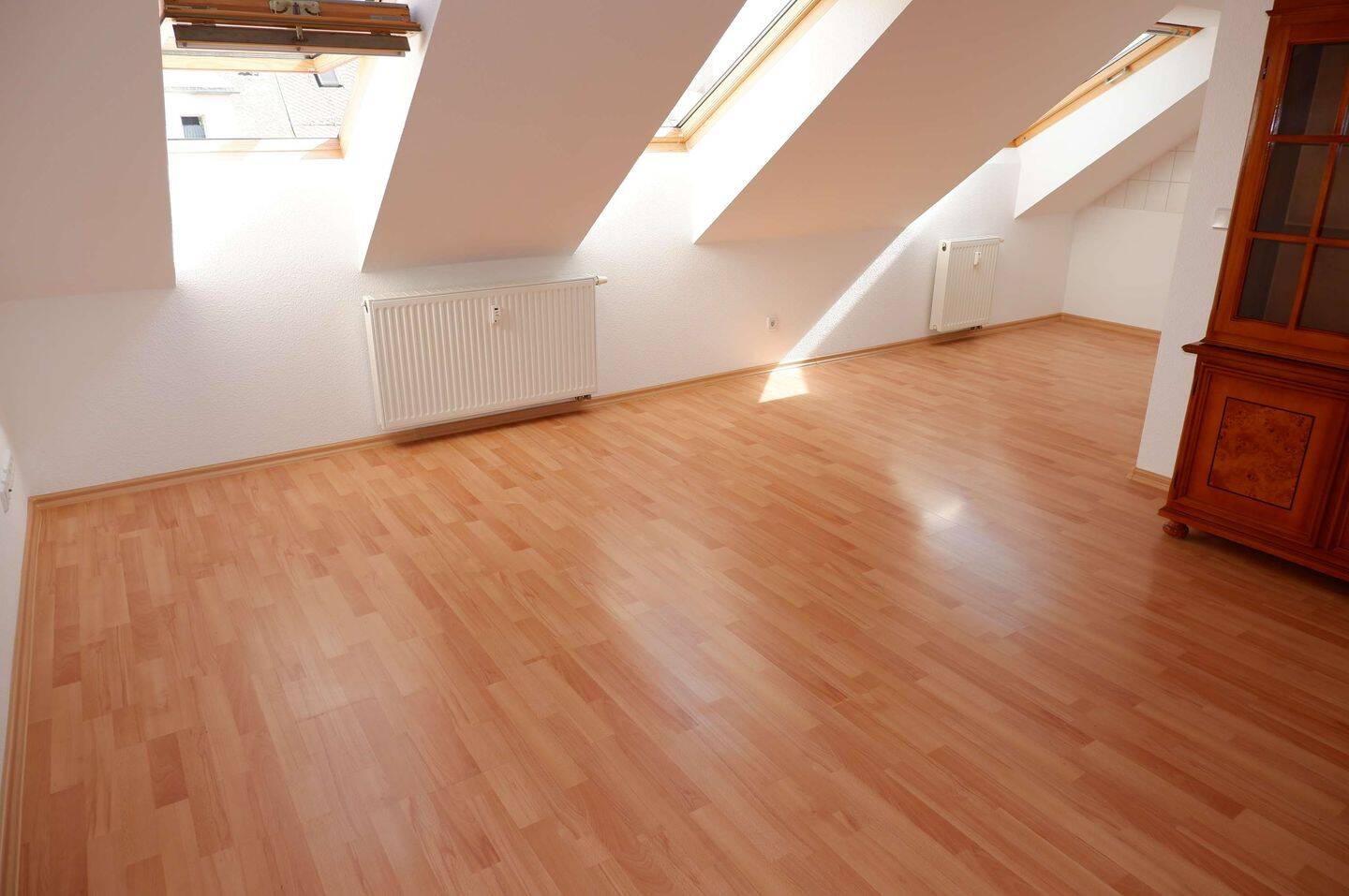 Dachgeschoss - Laminat - sonniger Süd/West-Balkon !