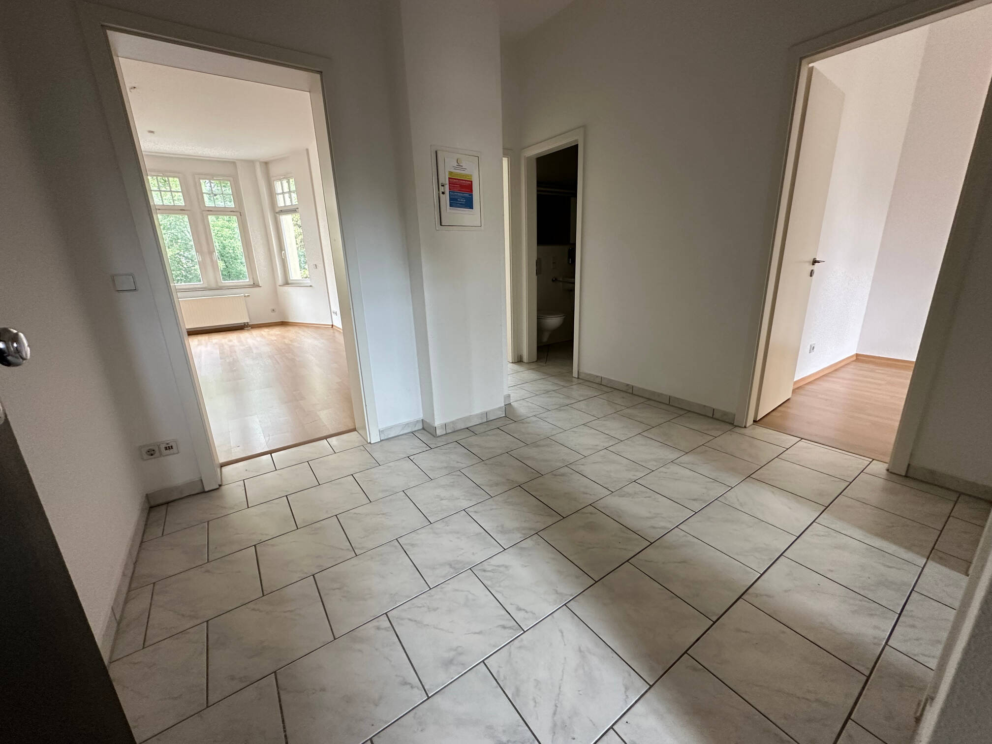 3.OG mit Aufzug / EBK*** / Balkon / Dusche + Wanne ! Frei ab 1.8.26 – Chemnitz – Vorschaubild 2