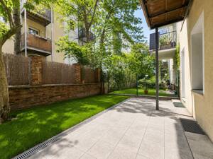 Kernsanierte Altbauwohnung mit Terrasse und Garten - urban wohnen, ruhig genießen