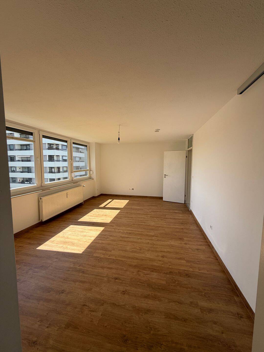 Stilvolle 2-Zimmer-Wohnung mit Balkon und Einbauküche in Nürnberg – Nürnberg – Vorschaubild 2