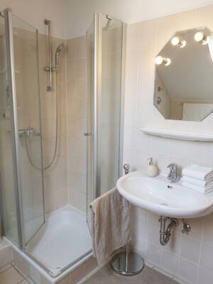 Lichtdurchflutete Dachgeschosswohnung mit Charme & Balkon in Spielstraße in Innenstadtnähe – 65195 Wiesbaden – Vorschaubild 7