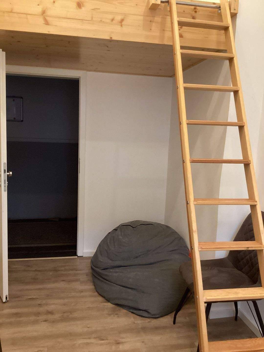 modernes WG Zimmer mit eigenem Badezimmer in 5er-WG zu vermieten mitten in der Innenstadt! – Saarbrücken – Vorschaubild 2