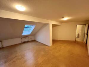 Großzügige 1-Zimmer-Dachgeschoss-Wohnung Saniert mit Aufzug und Stellplatz