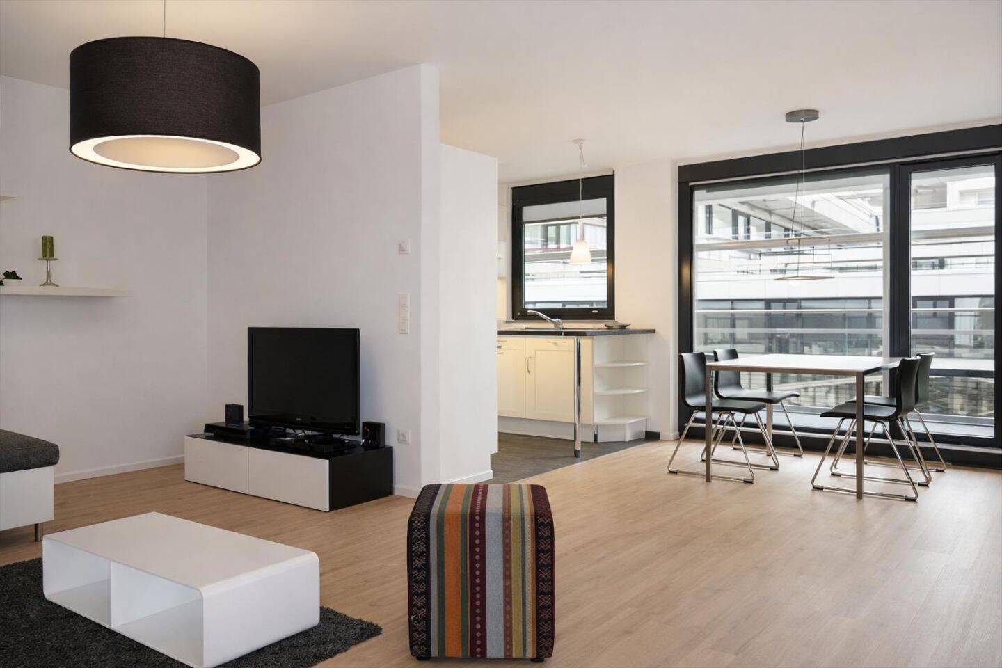 Metropolitan Living in Bestlage:Vermietete 2,5-Zi.-Boardinghouse-ETW nahe Hauptbahnhof-Europaviertel – Stuttgart – Vorschaubild 2