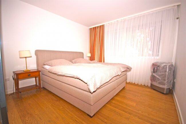 Hochwertig sanierte und voll möblierte 4-Zimmer-Wohnung mit großer Terrasse am Englischen Garten! – München – Vorschaubild 9
