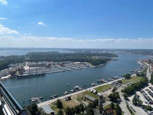 Hoch gelegene 2-Zimmer-Ecksuite mit herrlichem Trave- und Meerblick