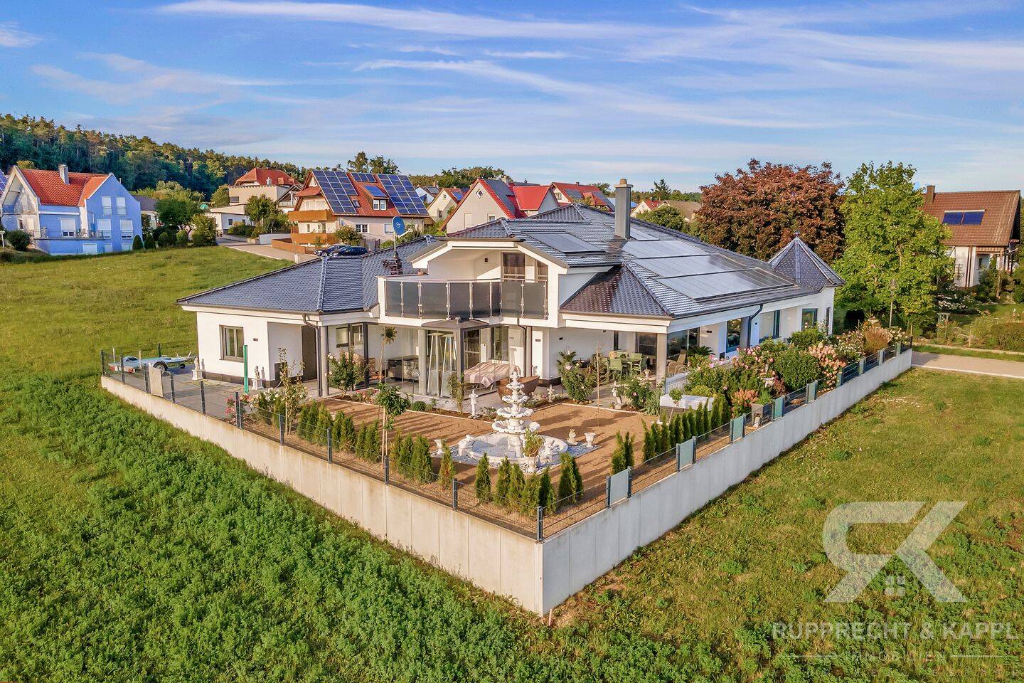 *Neuwertige Villa mit Weitblick, 9 Zimmern, Toplage und luxuriöser Ausstattung in Kümmersbruck* – Kümmersbruck – Bild 1 von 9