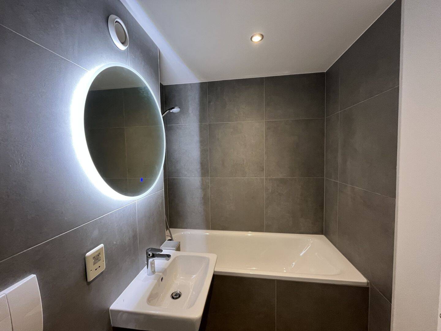 Neu renovierte 1-Zimmer-Wohnung, möbliert, Loggia mit Panoramablick (10. OG) – München – Vorschaubild 7