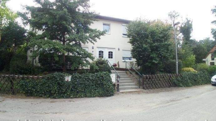Provisionsfreie 3 Zimmer, Küche, großes Bad, Abstellraum, Terrasse, eingezäunter Garten, Keller, Waschkeller, eigene separate Tiefgarage ! – Berlin – Vorschaubild 5