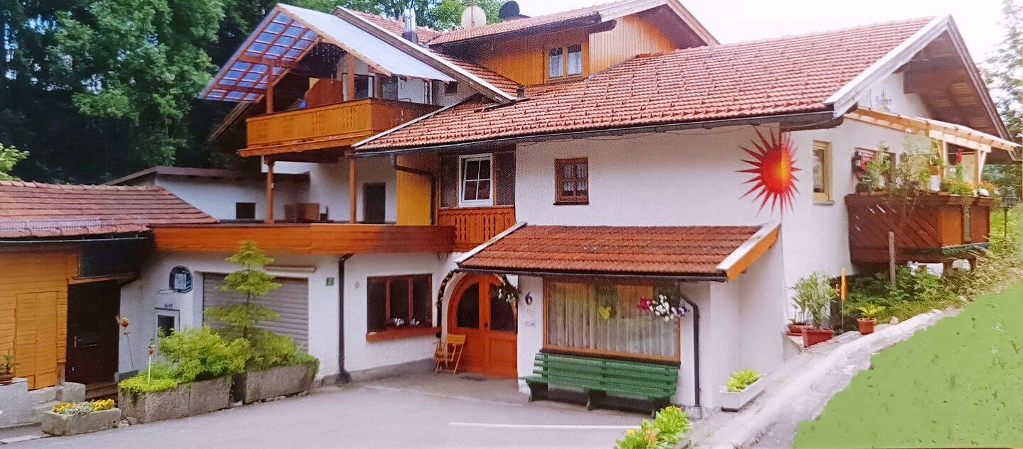 Vielseitig nutzbarer Gebäudekomplex mit 6 Wohneinheiten und Werkstatt in direkter Zentrumslage – Bodenmais – Bild 1 von 9