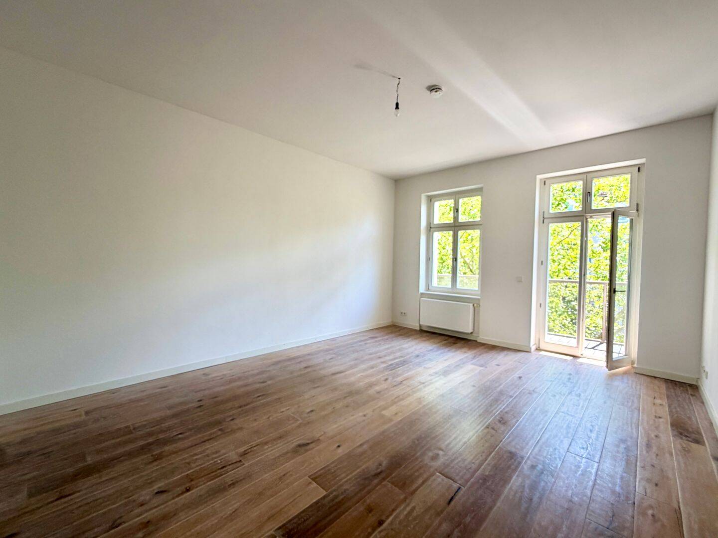 Kernsanierter Altbau mit maßgefertigten Einbauschränken, 2 Balkonen, TG-Stellplatz und Aufzug – Berlin – Vorschaubild 6