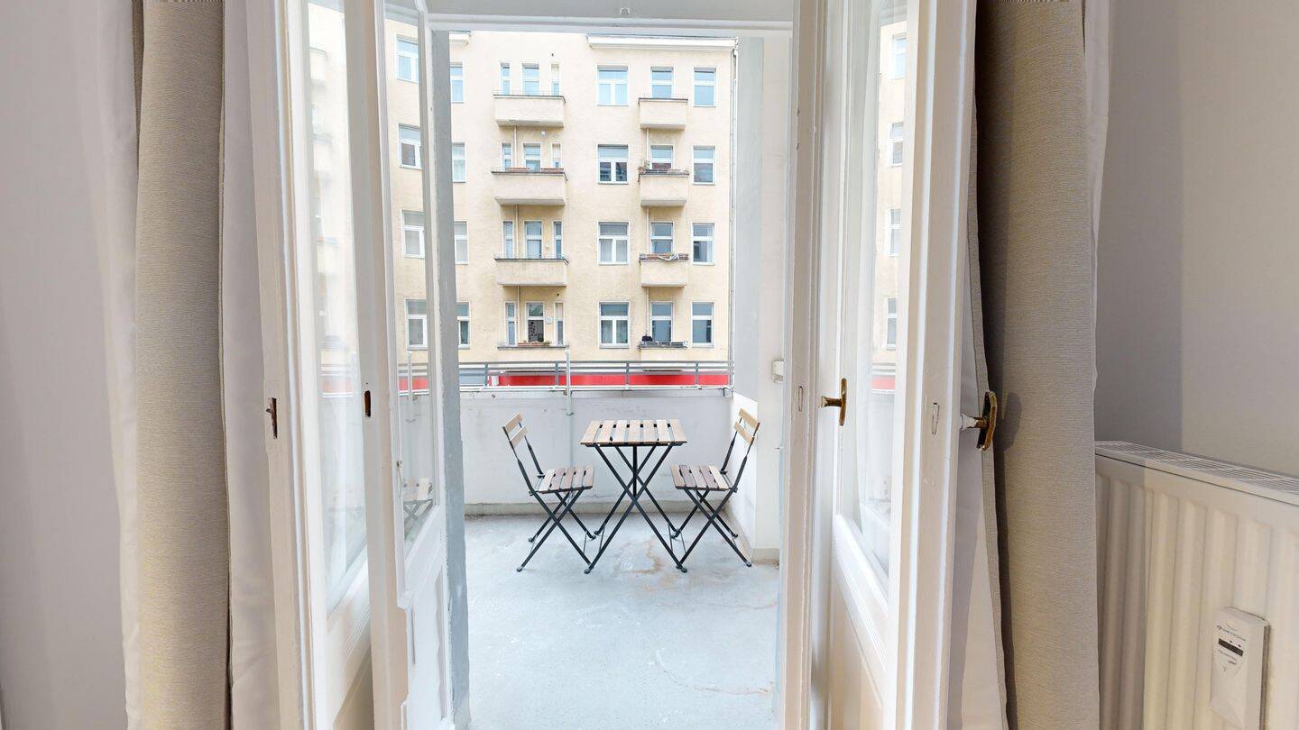 Altbaucharme trifft Moderne: 3-Zimmer-Wohnung mit Loggia im Herzen des Brüsseler Kiez – Berlin – Vorschaubild 2