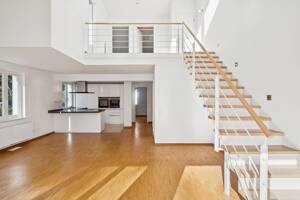 Stilvolle Maisonettewohnung in ruhiger Bestlage - lichtdurchflutet, modern und sofort bezugsbereit – 22589 Hamburg – Vorschaubild 2