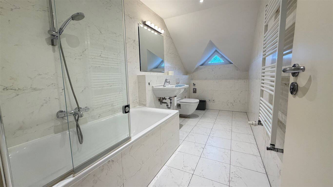 MODERNISIERTES PENTHOUSE MIT 2 ZIMMERN & TERRASSE*OFFENE KÜCHE*STELLPLATZ IN TG OPTIONAL – Berlin – Vorschaubild 4