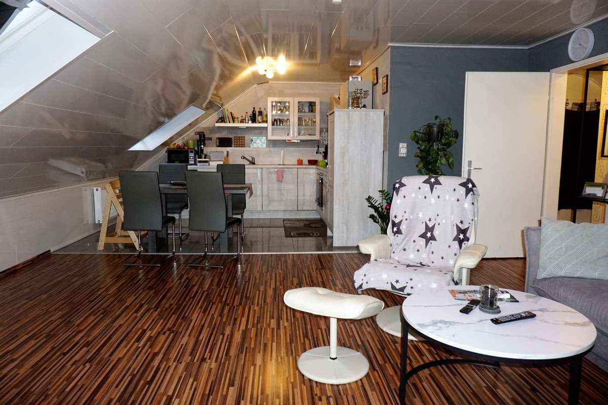 Sehr gepflegtes, renoviertes 3-FH mit 5 Balkons und wunderschönem Fernblick, 3 Garagen mit Stellplät – Pirmasens – Vorschaubild 3