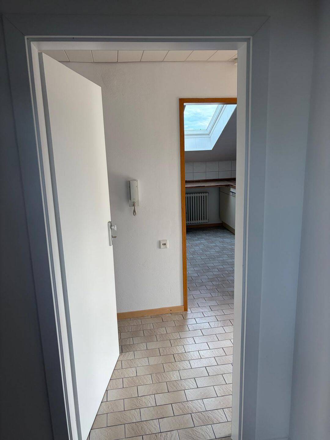 Ruhige 2,5-Zimmer-Dachgeschosswohnung mit Balkon und Weinbergblick in Obersulm-Affaltrach – Obersulm – Vorschaubild 2