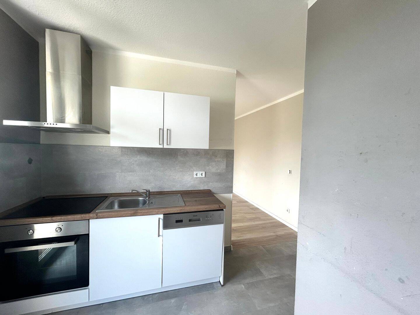 ***Wohnen auf zwei Ebenen - Stilvolle 3-Raum-Maisonettewohnung mit Aufzug, Balkon und Einbauküche*** – Chemnitz – Vorschaubild 3
