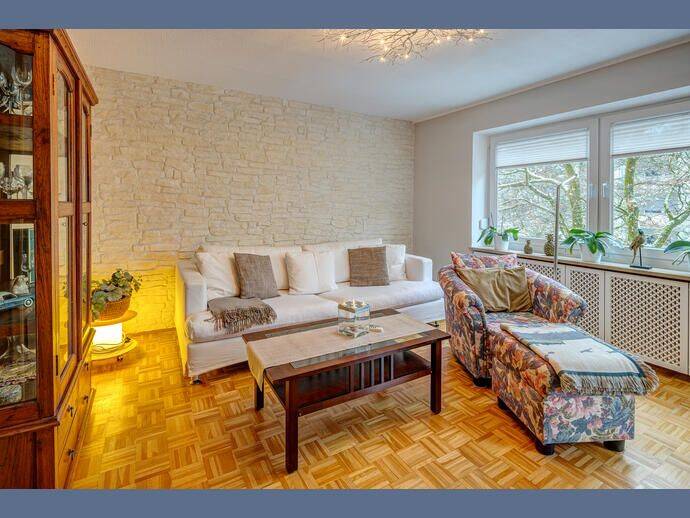 Möbliert: Ruhige, helle 3-Zimmer Wohnung mit Balkon und Stellplatz