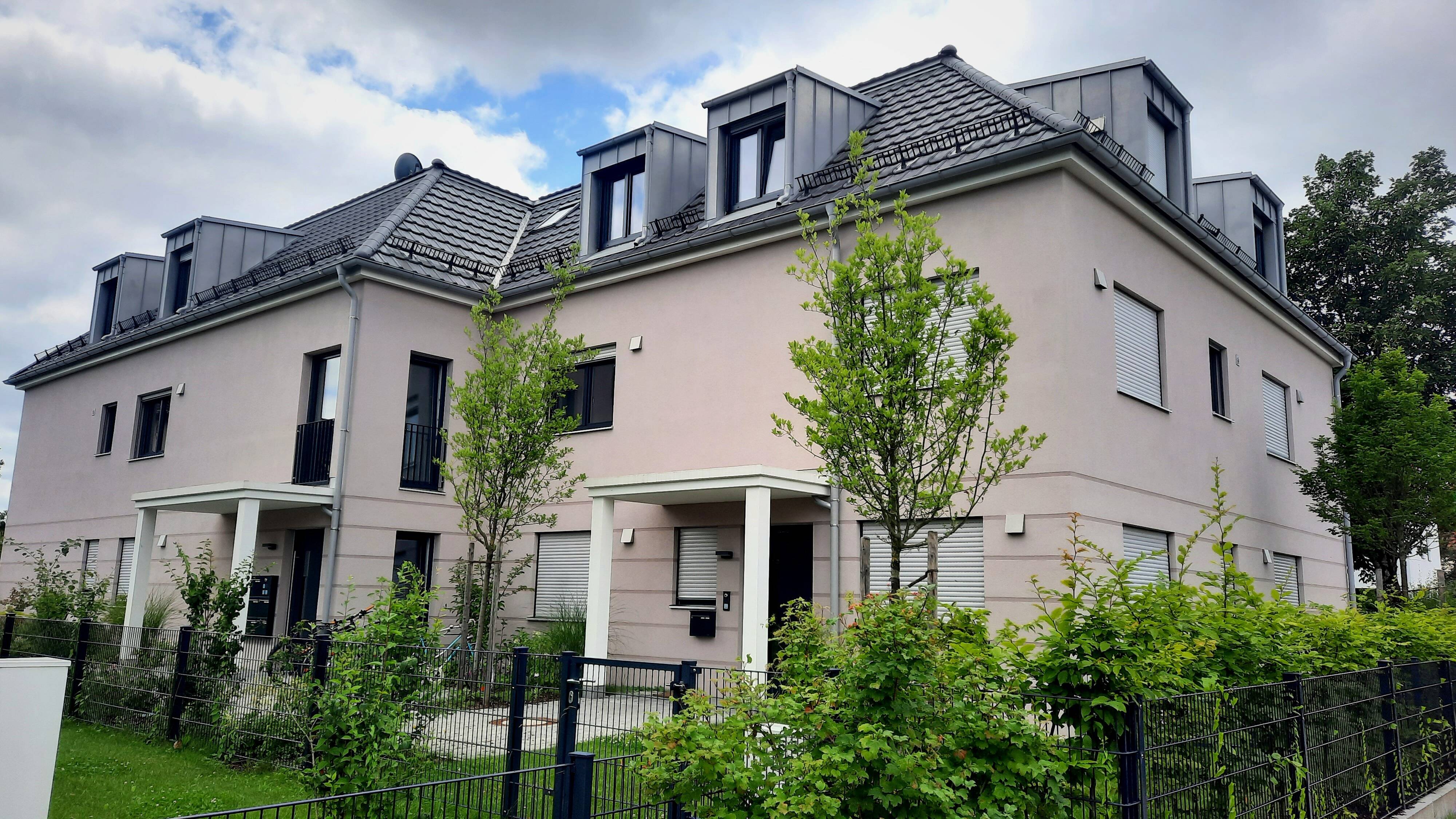 Neubau Mehrfamilienhaus, Wohnung im Dachgeschoss mit großem Balkon/Dach-Terasse in ruhiger Lage und