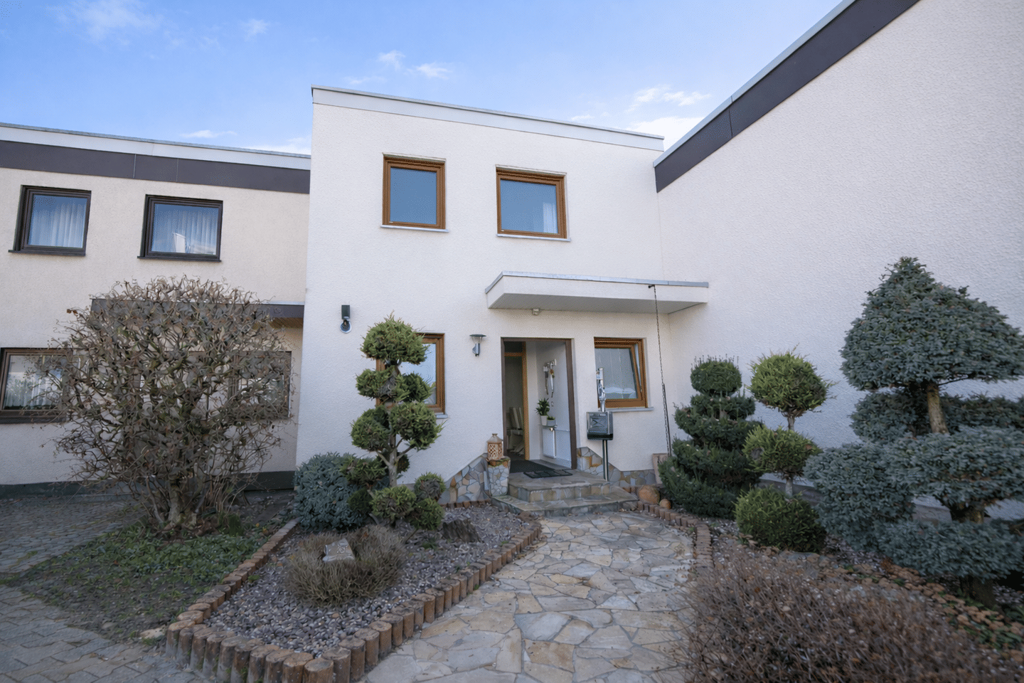 Top gepflegtes, modernisiertes Reihenhaus mit Südgarten & Garage – Pforzheim – Bild 1 von 9