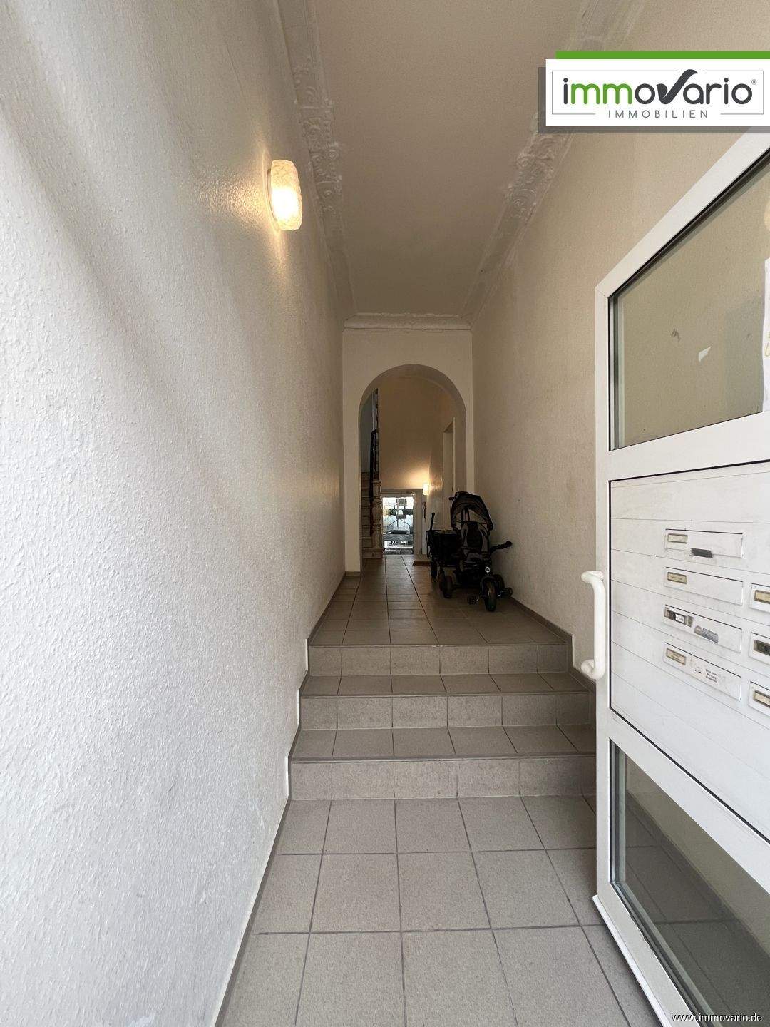 4-Zimmer-Wohnung mit kleinem Balkon, Abstellraum, Tageslichtbad mit Wanne und Gäste-WC mit Dusche. – Magdeburg – Vorschaubild 3