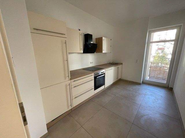GERÄUMIGE SOWIE HOCHWERTIGE WOHNUNG MIT PARKETT, FUßBODENHEIZUNG, BALKON UND EBK – Chemnitz – Bild 1 von 9