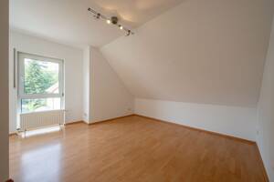Charmante 2-Zimmer-DG-Wohnung mit Keller, Dachspitz und TG nahe Offenbacher Innenstadt & Mainufer – 63067 Offenbach am Main – Vorschaubild 3