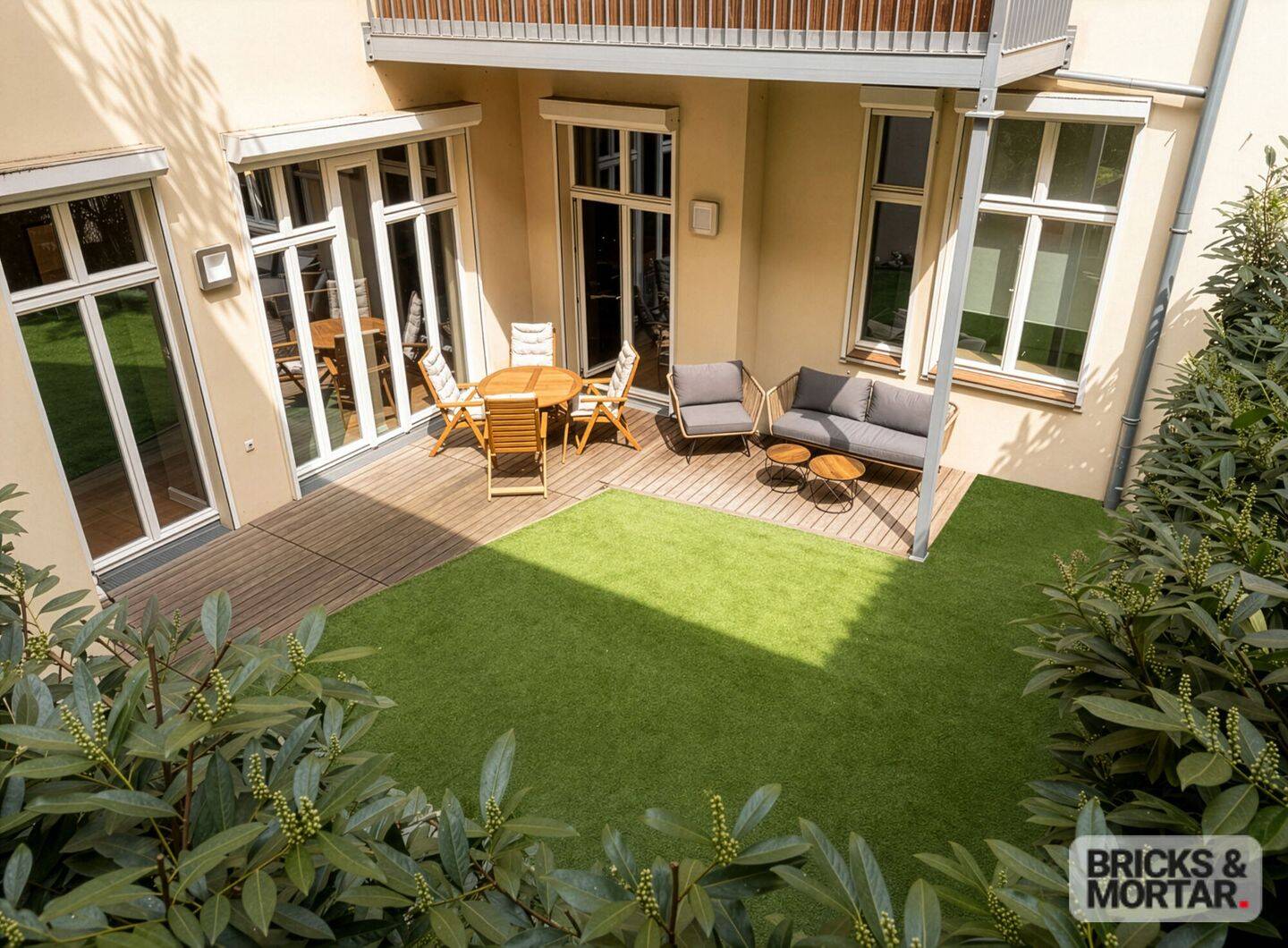 Wohnen wie im eigenen Haus: 191 m² sanierter Altbau mit Südgarten am Ku'damm zum direkten Bezug