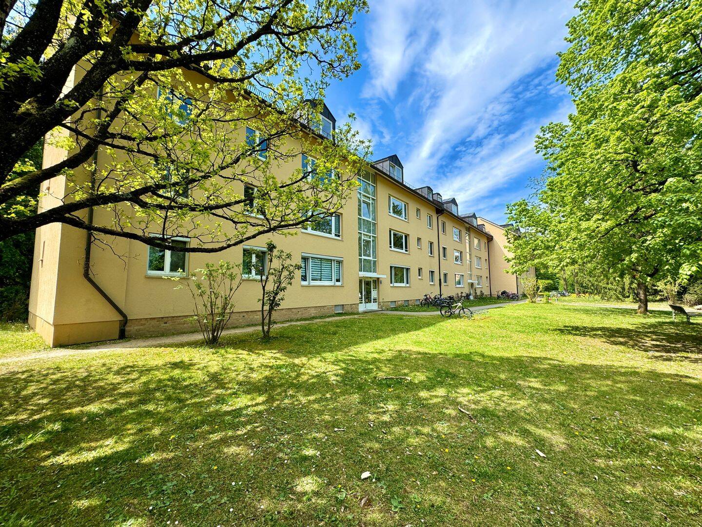 GROßZÜGIGE, HELLE 4-ZIMMER-WOHNUNG IM MODERNISIERTEN WOHNAUS IN FAMILIENFREUNDLICHER WOHNLAGE – München – Vorschaubild 3