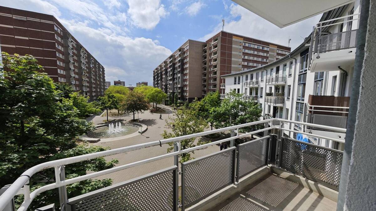 5,4 % IST-Rendite, renovierte 2 Zimmer Wohnung mit Balkon, EBK und Stellplatz – 4209 Leipzig – Bild 1 von 9